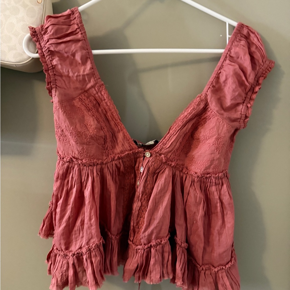 Kimchi Blue Ruffled Sleeveless Blouse in Rose